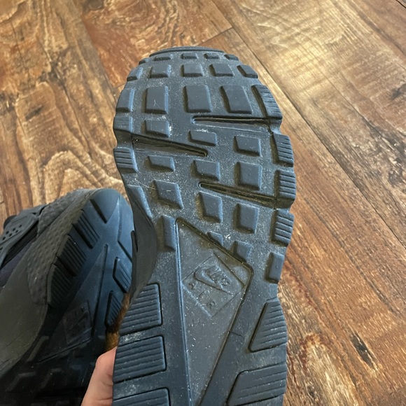 Nike Air Huarache Women’s All Black Sneakers Size 8 - Picture 5 of 6